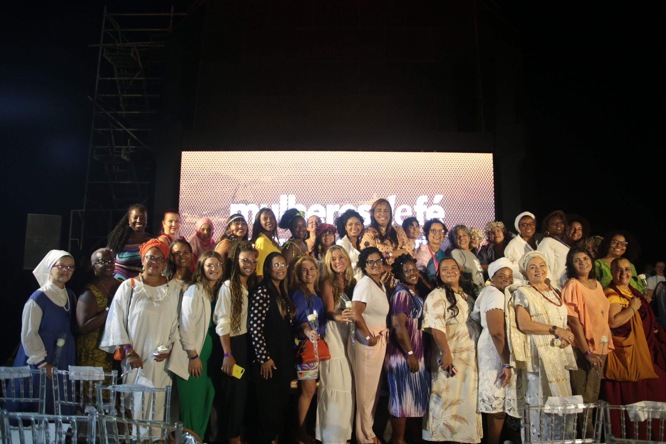 Secretária da Mulher, Joyce Trindade, com as mulheres de fé | Crédito: Talita Nascimento