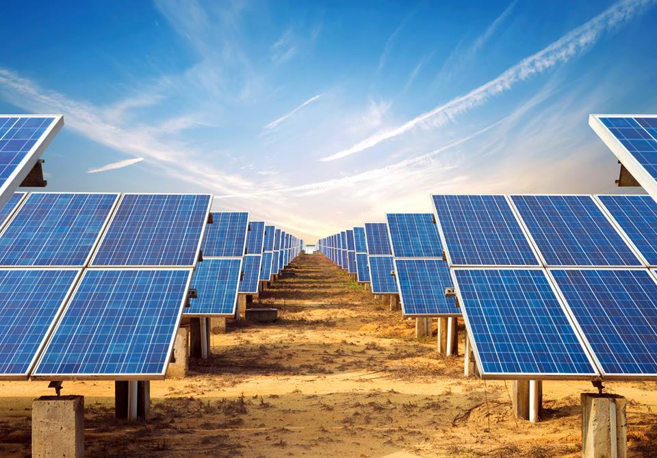 Painéis solares de energia alternativa | Imagem: Freepik