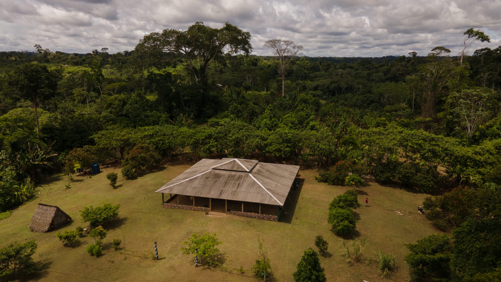 hubuã é um espaço coberto onde o povo indígena se reúne para realizar práticas religiosas, festas ou promover ações de interesse coletivo. Foto: Alexandre Cruz-Noronha