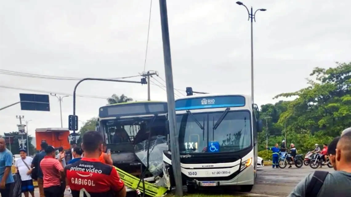 Os dois ônibus batidos em Guaratiba, um deles, faz o transporte de alunos da rede municipal | Imagem: Reprodução Revista ônibus
