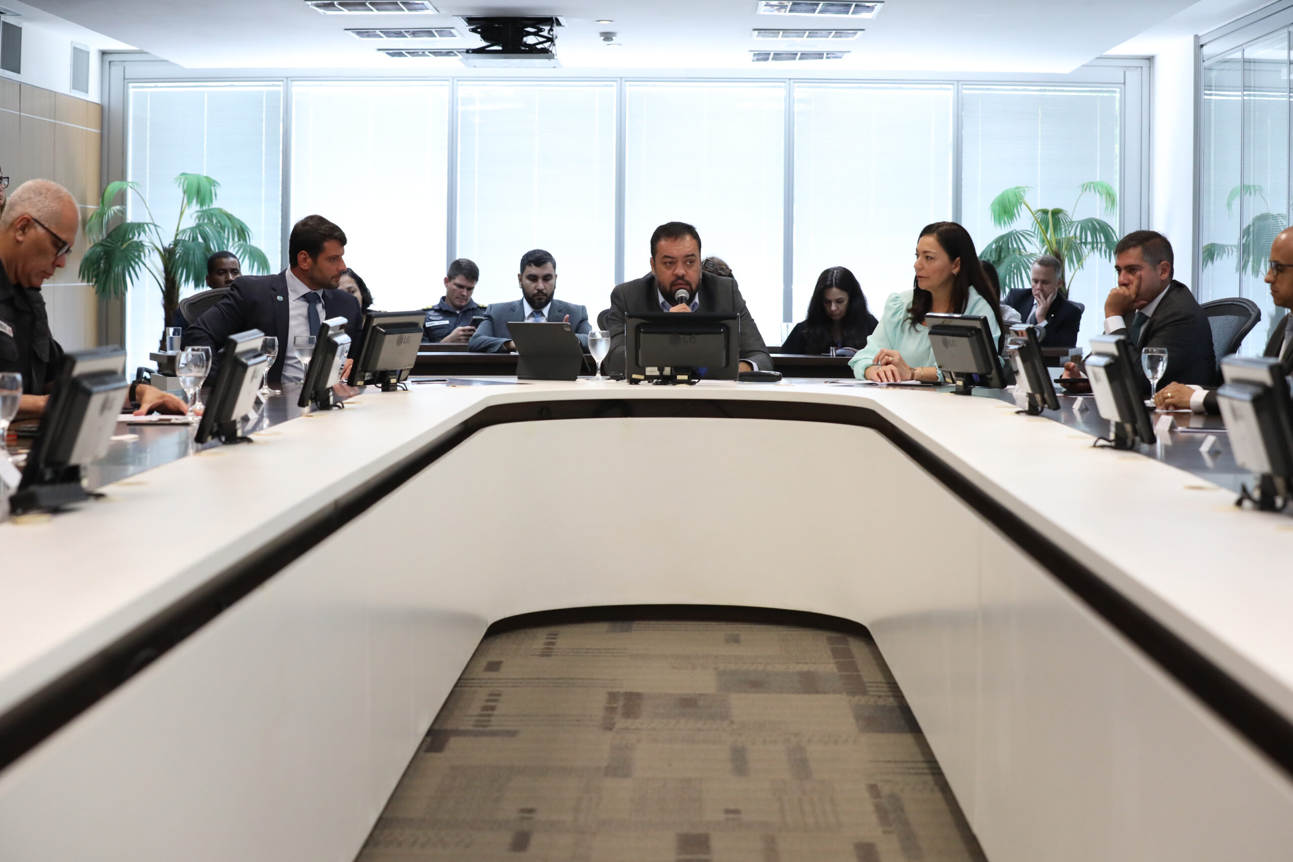 Cláudio Castro, ao lado da secretária de Educação Roberta Barreto: 'Os pais precisam ter a tranquilidade de saber que seus filhos vão chegar em casa em segurança' (Foto: Rafael Campos)