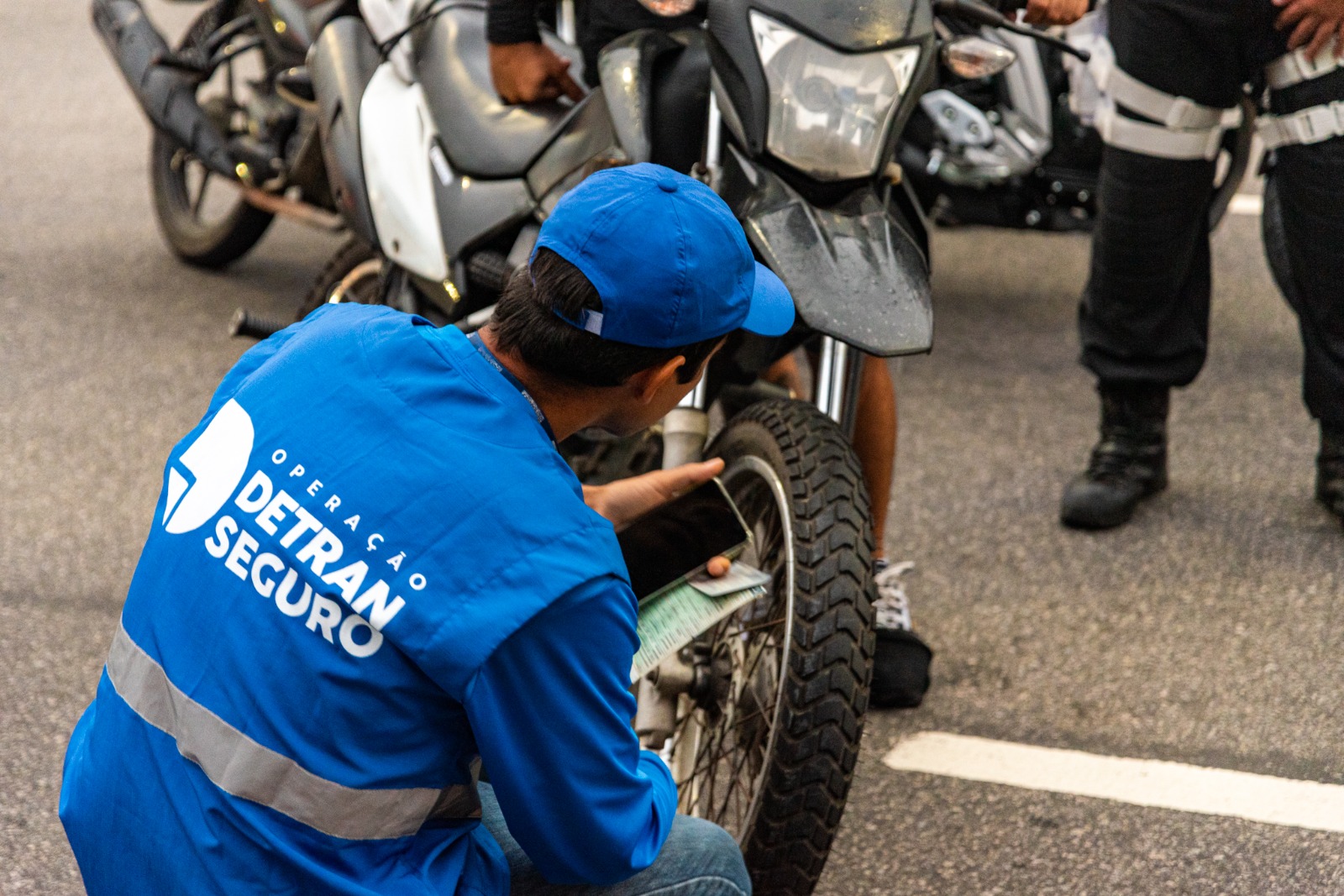 Diariamente, são mobilizados mais de 20 agentes do Detran.RJ, PM, Polícia Civil e Detro em cada uma das operações (Foto: Divulgação)