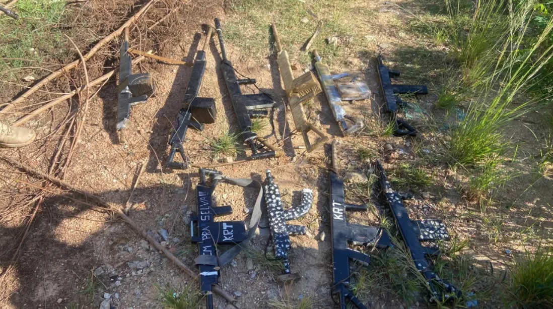 Os fuzis falsos encontrados por policiais em região de mata na Cidade de Deus Polícia Militar / Divulgação