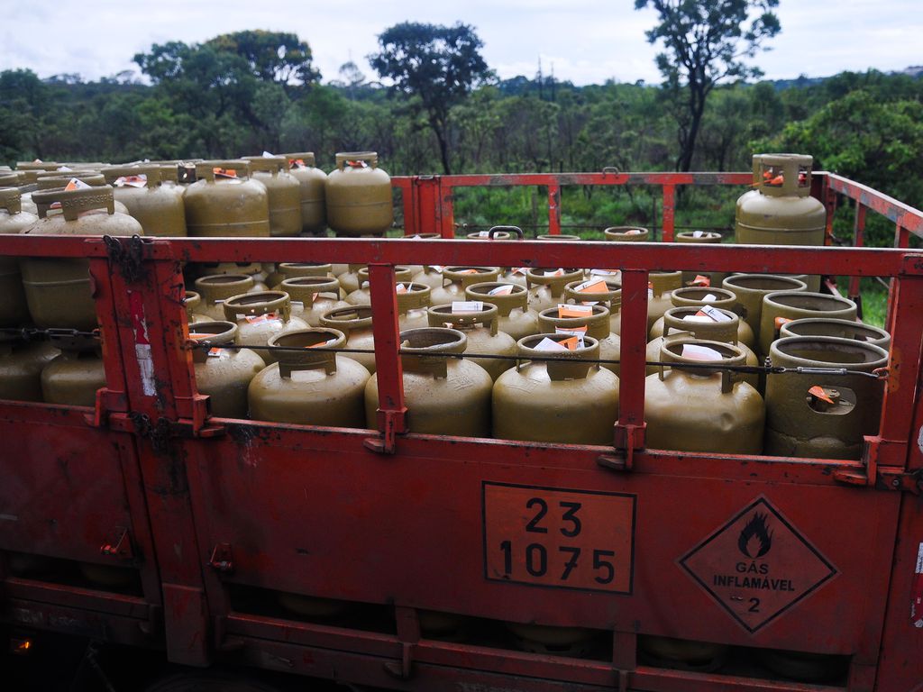 © Marcello Casal jr/Agência Brasil Economia Botijão de 13 quilos de gás de cozinha Share on WhatsApp Share on Facebook Share on Twitter Share on Linkedin Publicado em 29/11/2021 08:15 Foto: Marcello Casal jr/Agência Brasil