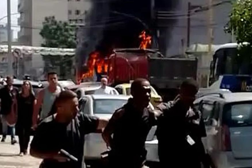 Homem que ateou fogo em ônibus na Baixada Fluminense morre com queimaduras cinco dias após incêndio | Imagem Reprodução