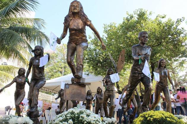 Homenagem aos alunos mortos na Escola Municipal Taso da Siveira | Foto: Rogerio Silva