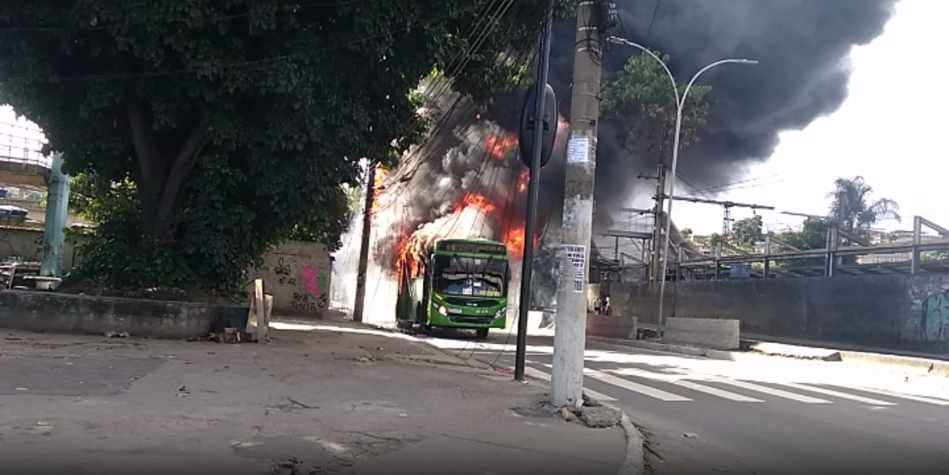 Manifestantes ateiam fogo em ônibus na Av. Governador Leonel de Moura Brizola, sentido Duque de Caxias, na tarde desta sexta-feira (2)