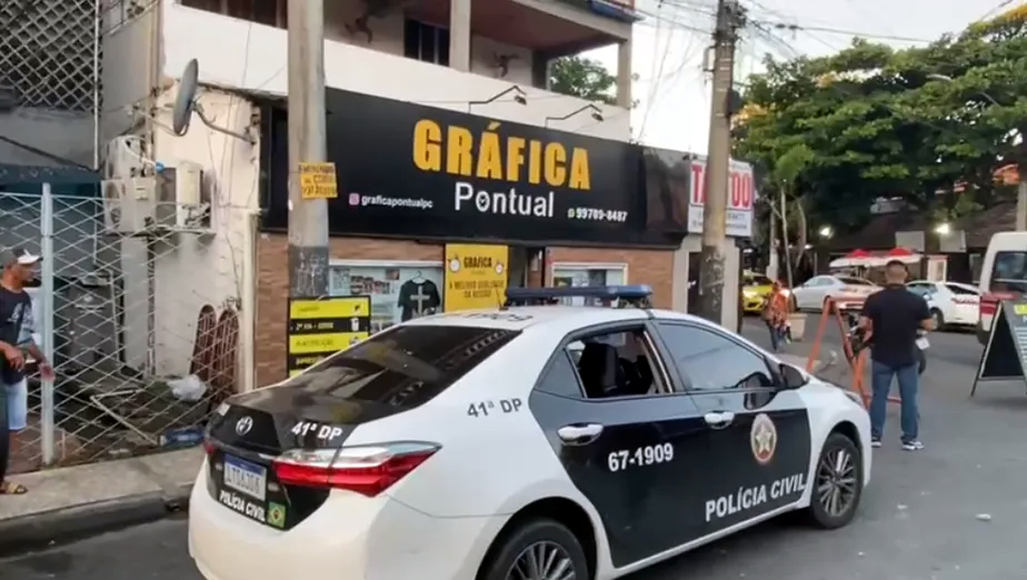 Polícia fecha fábrica de placas falsas para veículos em Padre Miguel, na Zona Oeste do Rio Divulgação