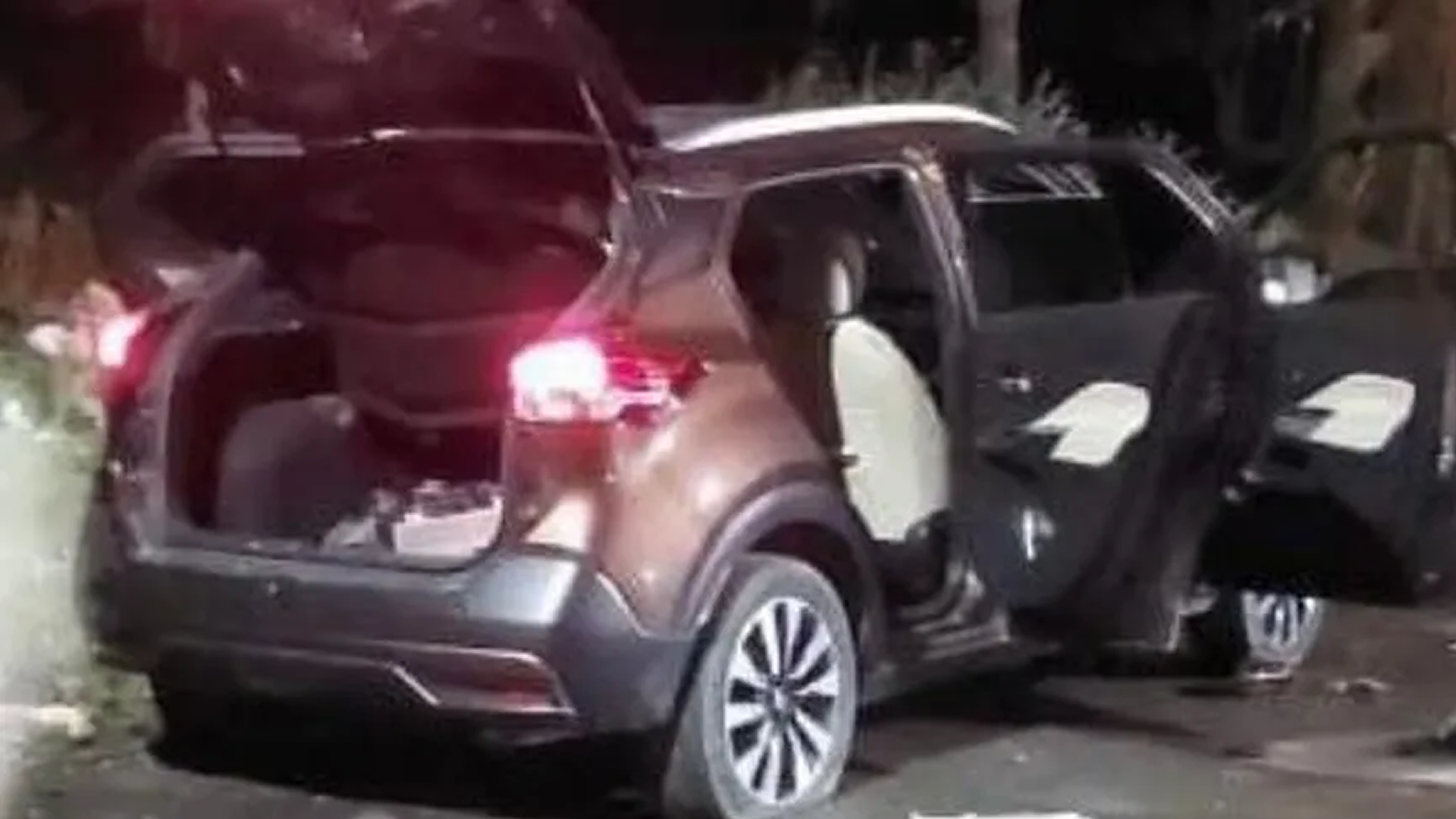 O carro roubado encontrado no local onde estavam três dos corpos Redes sociais / Reprodução