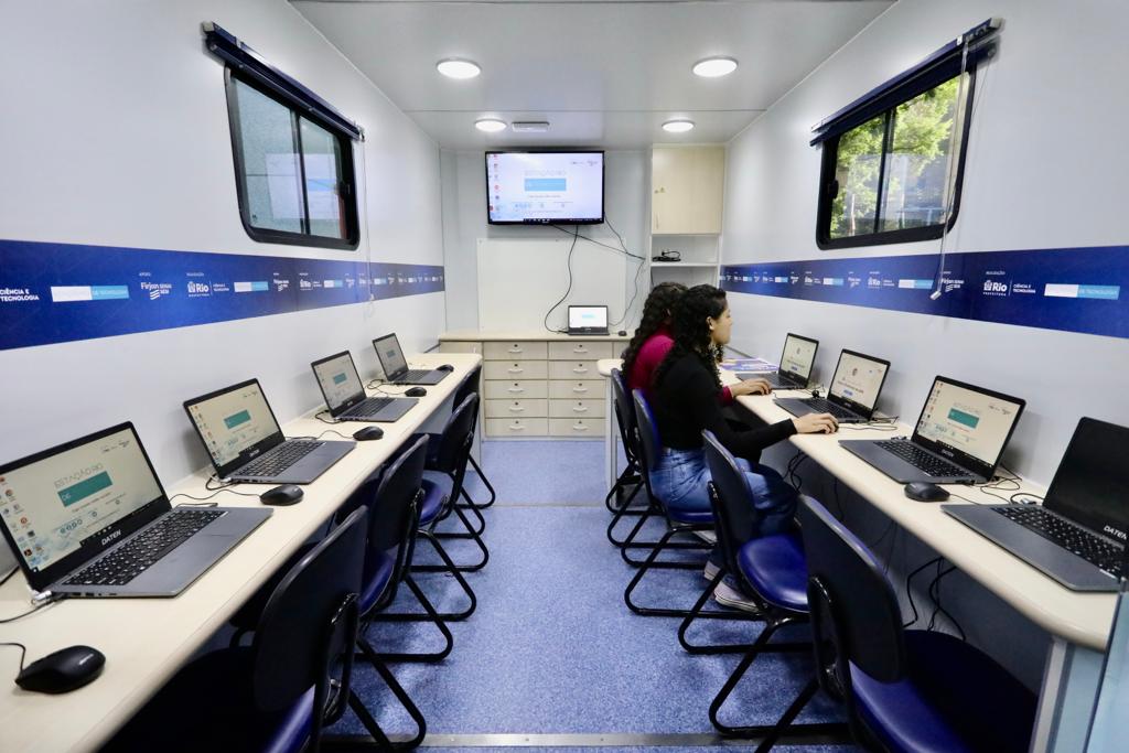 Em um ano, o projeto ofertará 600 oficinas, que vão beneficiar diretamente seis mil pessoas - Beth Santos/Prefeitura do Rio