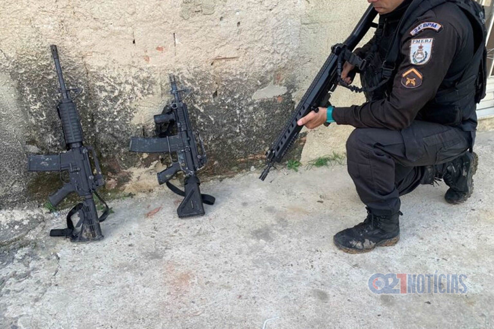 Na operação, os agentes conseguiram apreender dois fuzis calibre 556, que estavam em posse de criminosos (Divulgação)