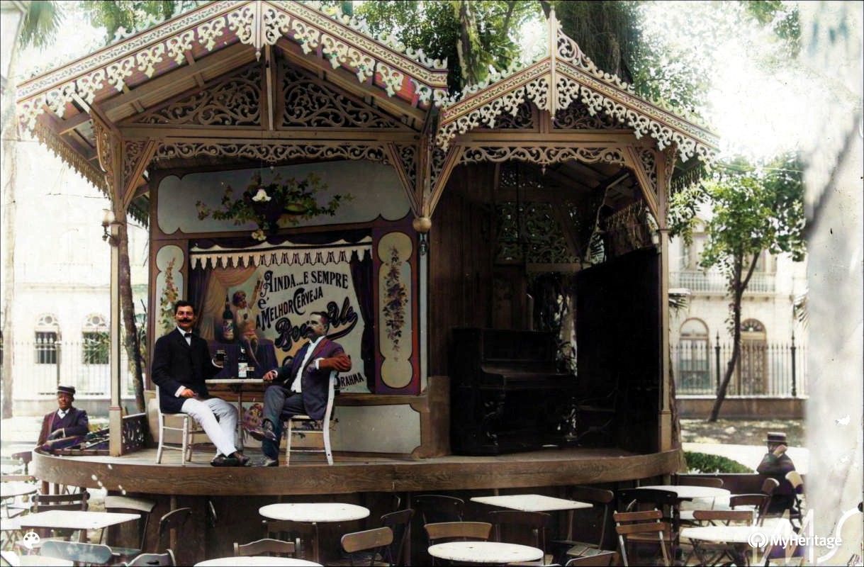 Augusto Malta. Quiosque “Chopp Berrante” no Passeio Público, década de 1900. Rio de Janeiro, RJ / Acervo IMS | Foto colorizada digitalmente