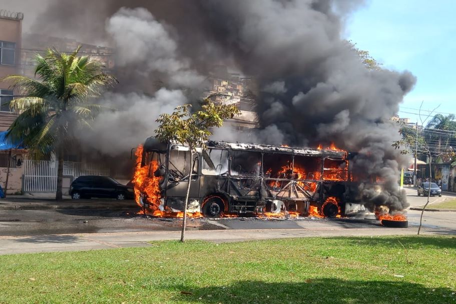 Manhã de protesto tem ônibus incendiados na Ilha do Governador | Imagem reprodução redes sociais