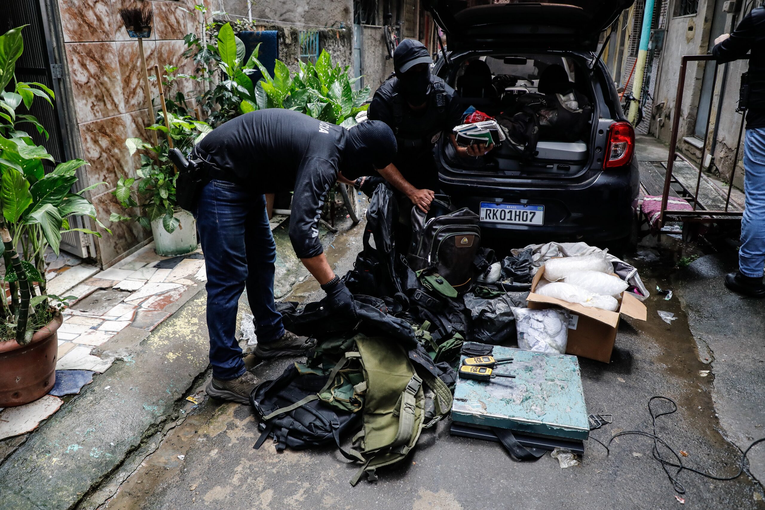 Durante a Operação Maré, policiais encontram laboratório clandestino de refino de drogas e fabricação de materiais explosivos e um local de armazenamento ilegal de medicamentos Foto: Ernesto Carriço