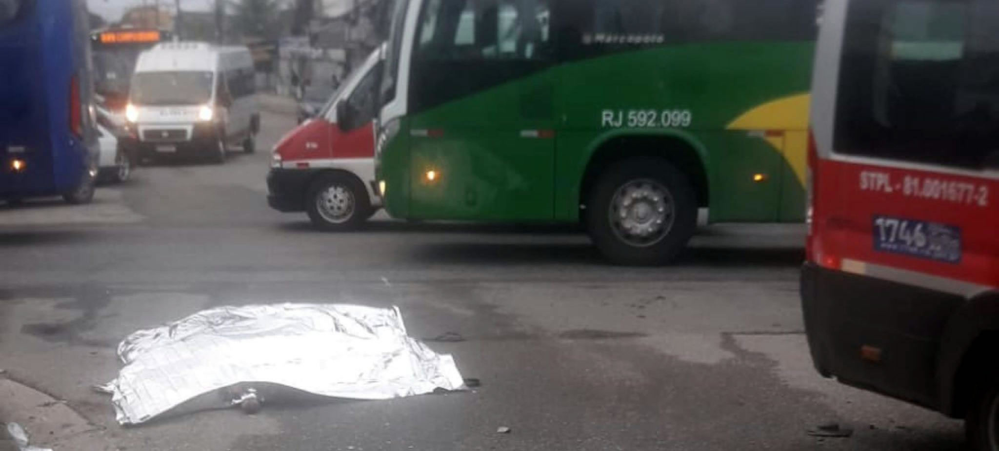 Um acidente envolvendo uma van e um ônibus ocorreu hoje pela manhã na Reta da Base, em Santa Cruz, duas pessoas morreram