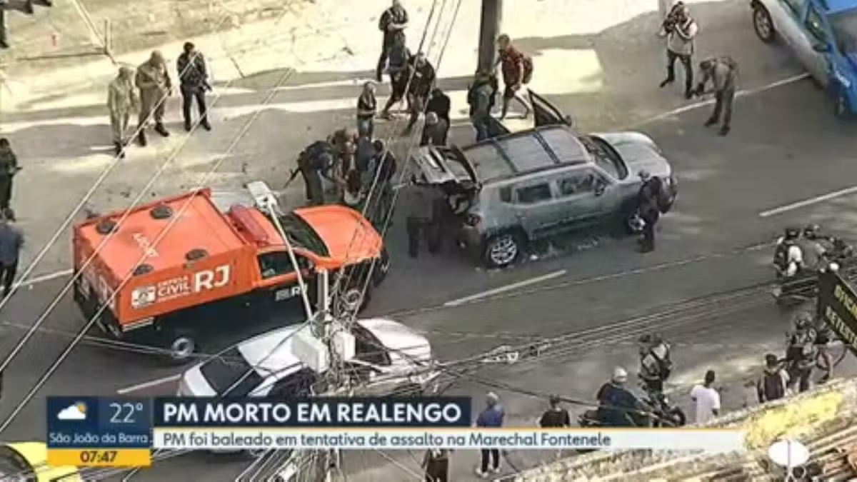 A movimentação de viaturas no local onde o PM foi morto — Foto: TV Globo/Reprodução