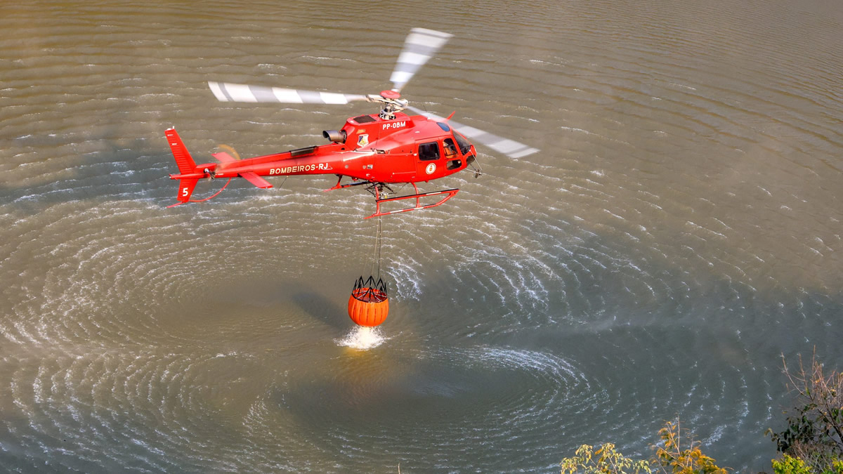 Helicóptero dos Bombeiros coletam água de açude na Região Serrana | Imagem divulgação CBMERJ