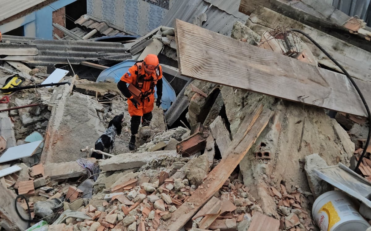 Equipes do Corpo de Bombeiros buscam mulher que estaria sob os escombros | Imagem Divulgação