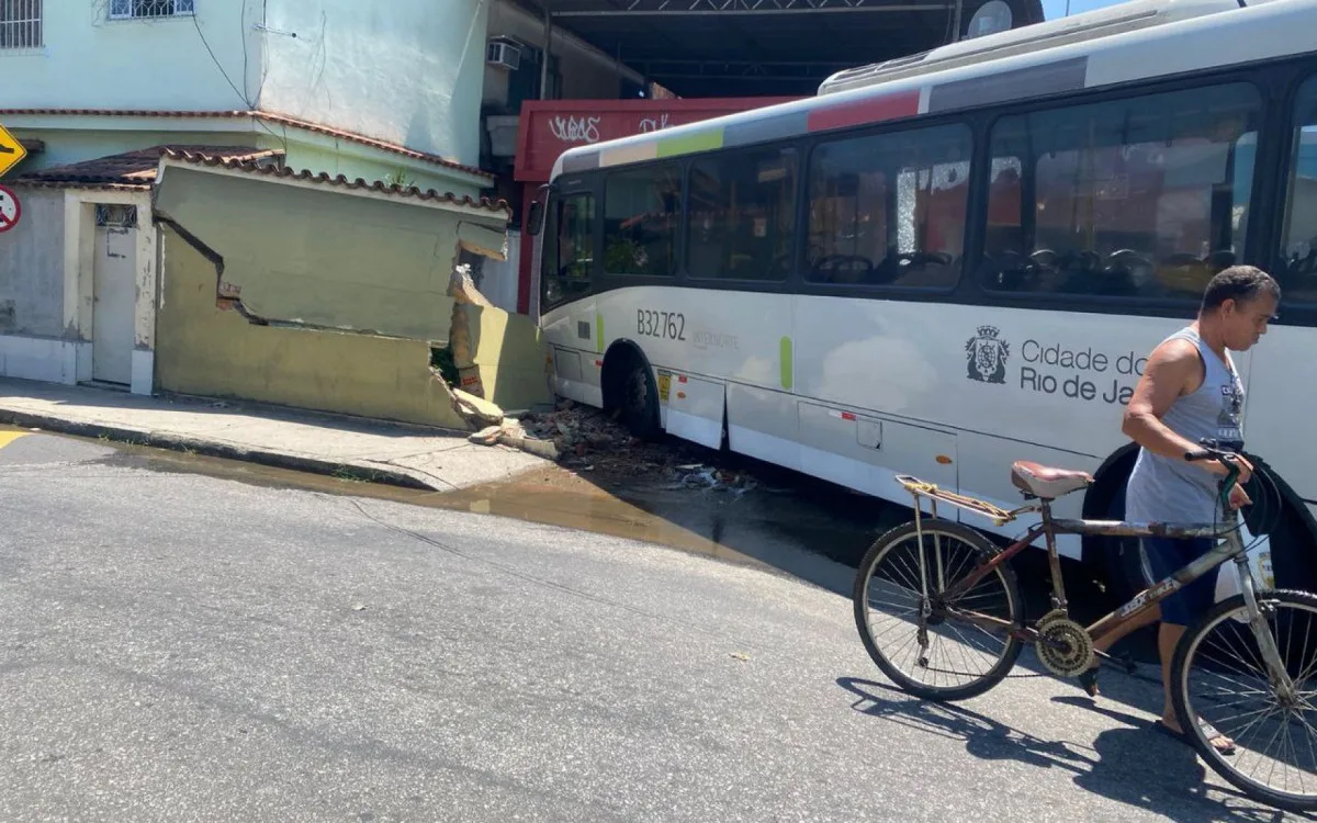 Ônibus derruba muro e invade residência em Magalhães Bastos - Imagem reprodução