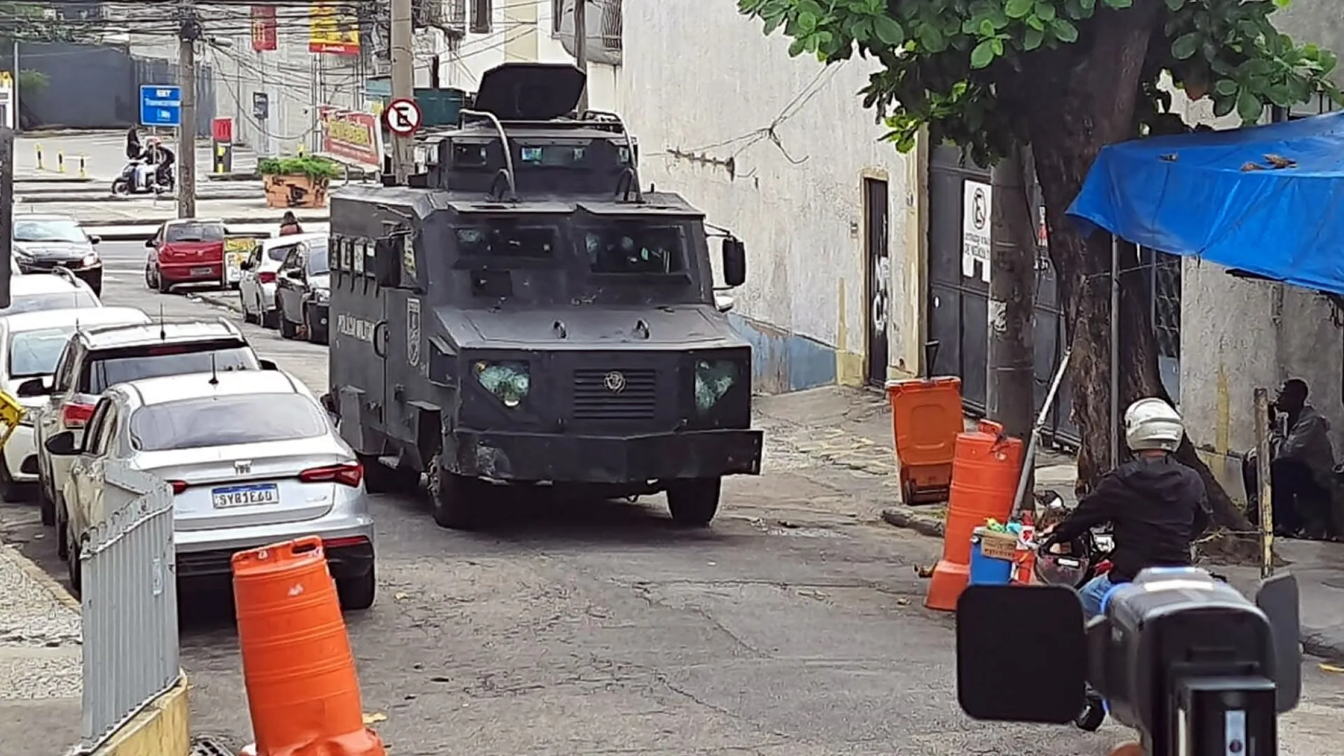 Caveirão em operação na Penha. Foto: Lucas Araújo / Super Rádio Tupi