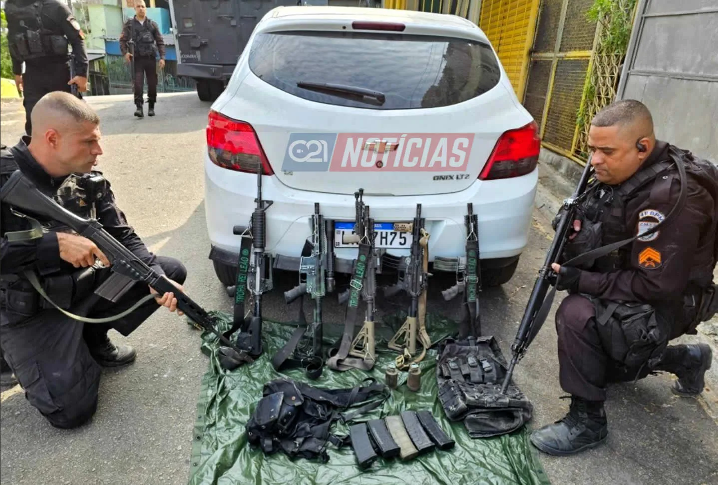 Armamento apreendido no bunker do tráfico no Morro do Juramento | Reprodução Redes Sociais