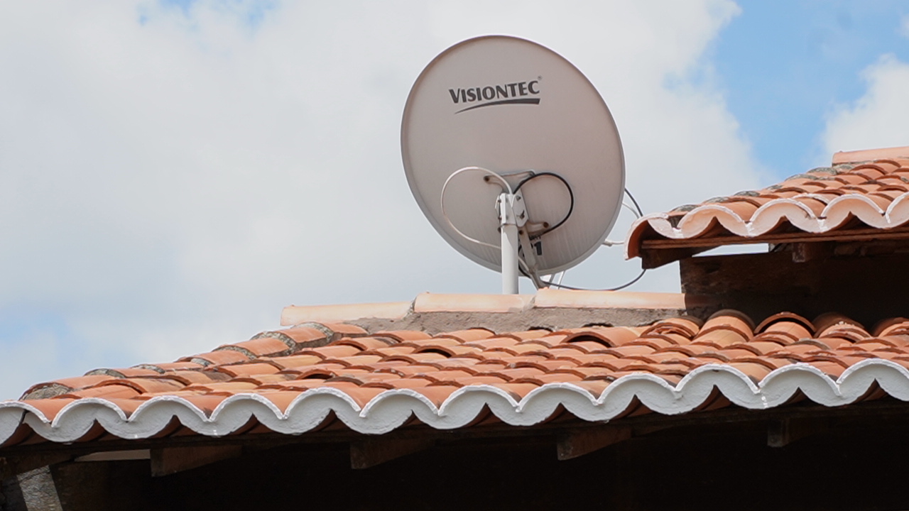 Famílias de baixa renda de todo o Brasil podem solicitar a substituição gratuita das antenas parabólicas tradicionais pela versão digital | Imagem Divulgação